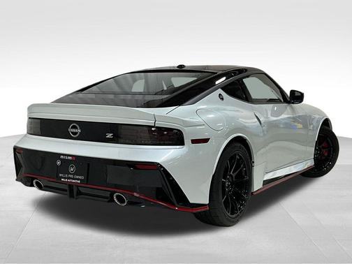 Everest White Pearl Tricoat/Super Black 2024 Nissan Z NISMO Auto
