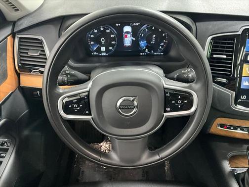 2022 Volvo XC90 T6 Momentum