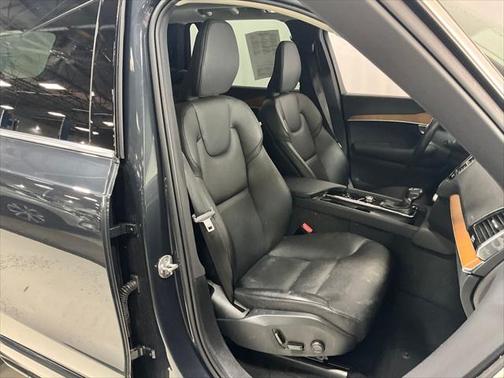 2022 Volvo XC90 T6 Momentum