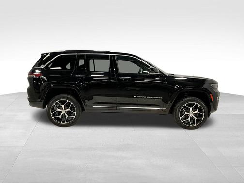 Diamond Black Crystal Pearlcoat 2023 Jeep Grand Cherokee Summit