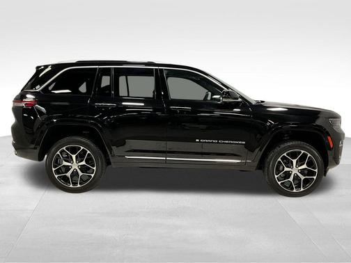 Diamond Black Crystal Pearlcoat 2023 Jeep Grand Cherokee Summit