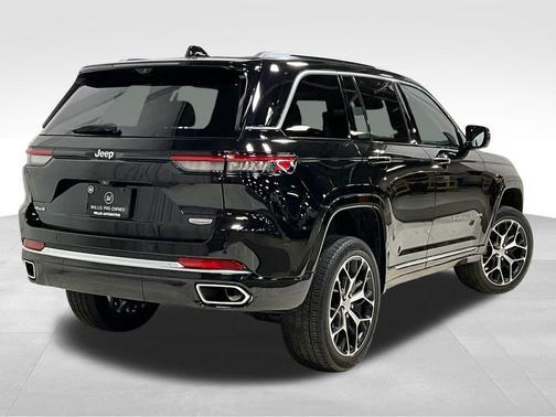 Diamond Black Crystal Pearlcoat 2023 Jeep Grand Cherokee Summit