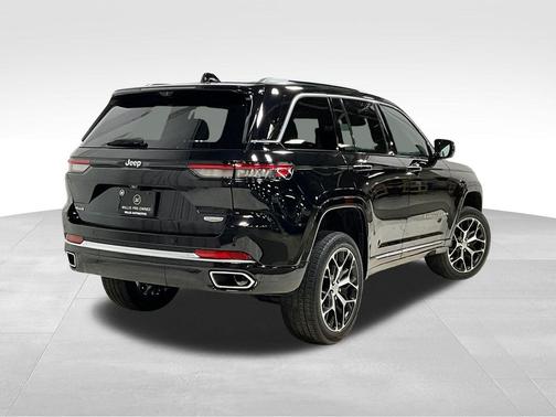 Diamond Black Crystal Pearlcoat 2023 Jeep Grand Cherokee Summit