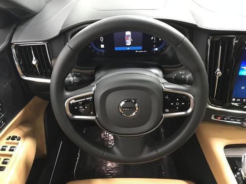 Crystal White Metallic 2023 Volvo S90 B6 Ultimate