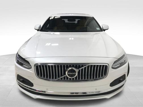 Crystal White Metallic 2023 Volvo S90 B6 Ultimate