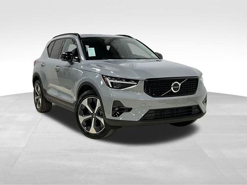 2026 Volvo XC40 Plus, B5 AWD Gas (mild hybrid), Dark