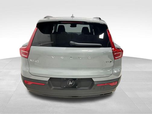 2026 Volvo XC40 Plus, B5 AWD Gas (mild hybrid), Dark