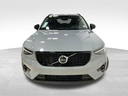 2026 Volvo XC40 Plus, B5 AWD Gas (mild hybrid), Dark