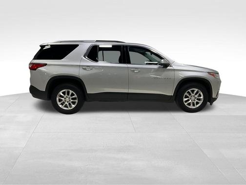 Silver Ice Metallic 2018 Chevrolet Traverse LT Cloth