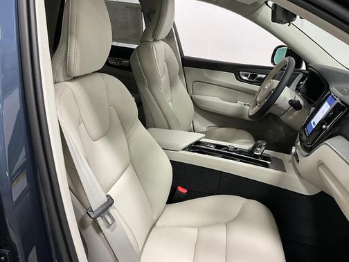 2025 Volvo XC60 Plug-In Hybrid T8 Plus