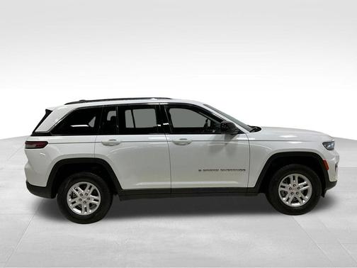 Bright White Clearcoat 2022 Jeep Grand Cherokee Laredo