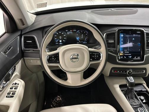 White 2020 Volvo XC90 T6 Momentum