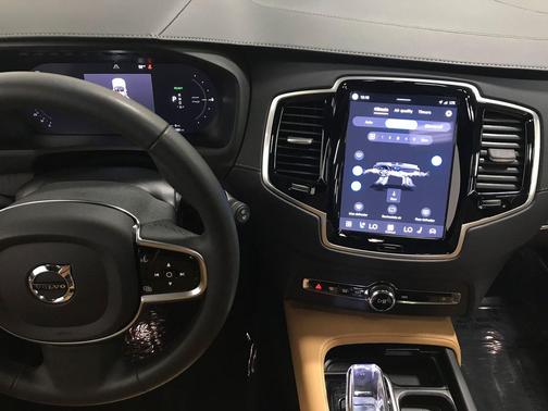 Crystal White Metallic 2024 Volvo XC90 Recharge Plug-In Hybrid T8 Ultimate Bright Theme 7-Seater