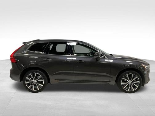 2022 Volvo XC60 B5 Momentum