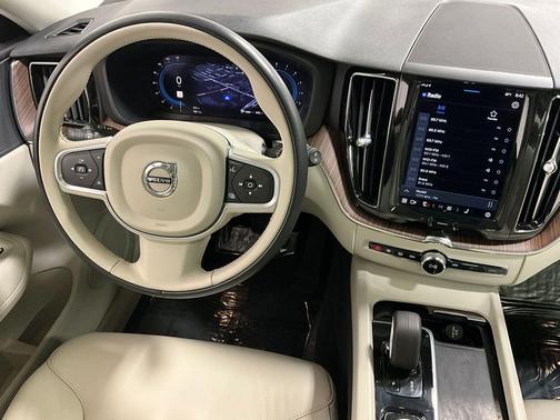 2022 Volvo XC60 B5 Momentum
