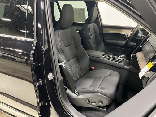 2025 Volvo XC90 B5 Core