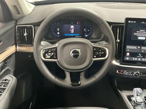 2025 Volvo XC90 B5 Core