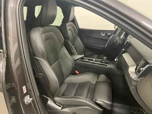 2022 Volvo XC60 B5 R-Design