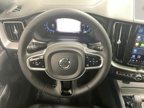2022 Volvo XC60 B5 R-Design