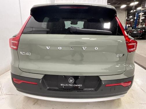 2024 Volvo XC40 B5 Ultimate Bright Theme