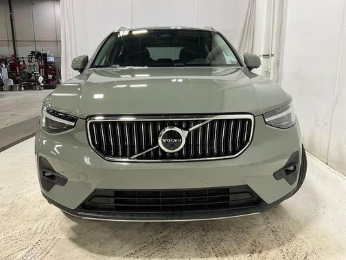 2024 Volvo XC40 B5 Ultimate Bright Theme