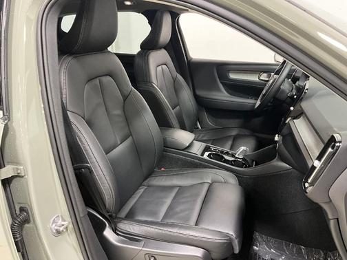 2024 Volvo XC40 B5 Ultimate Bright Theme