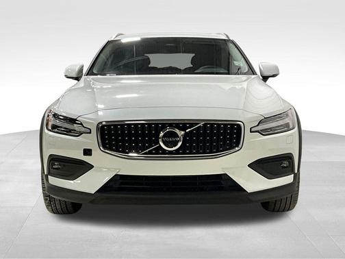 2025 Volvo V60 Cross Country Plus, B5 AWD Gas (mild hybrid)