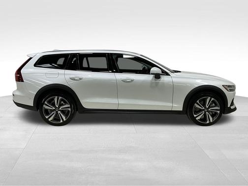 2025 Volvo V60 Cross Country Plus, B5 AWD Gas (mild hybrid)