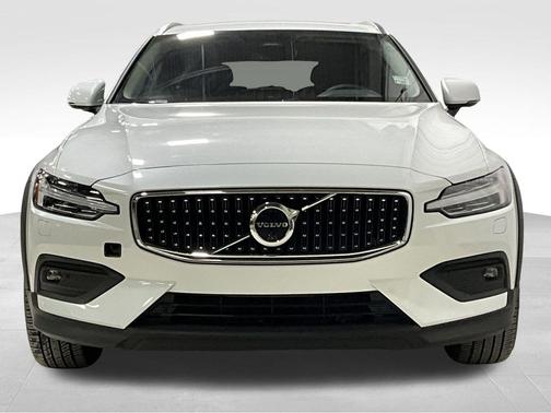 2025 Volvo V60 Cross Country Plus, B5 AWD Gas (mild hybrid)