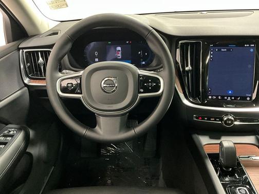 2025 Volvo V60 Cross Country Plus, B5 AWD Gas (mild hybrid)