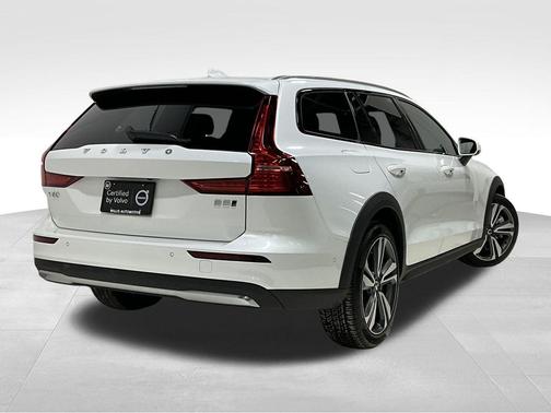 2025 Volvo V60 Cross Country Plus, B5 AWD Gas (mild hybrid)