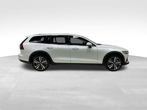 2025 Volvo V60 Cross Country Plus, B5 AWD Gas (mild hybrid)