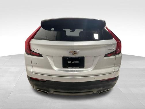 Radiant Silver Metallic 2021 Cadillac XT4 Luxury