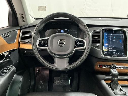 2021 Volvo XC90 T6 Momentum