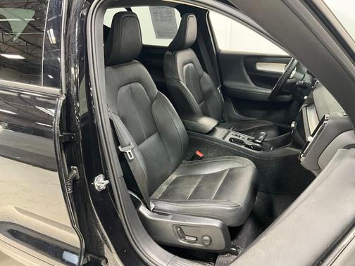 2020 Volvo XC40 T5 Momentum