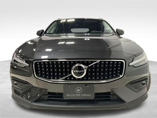 2025 Volvo V60 Cross Country Plus, B5 AWD Gas (mild hybrid)