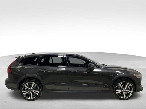 2025 Volvo V60 Cross Country Plus, B5 AWD Gas (mild hybrid)