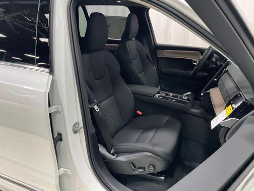 2025 Volvo XC90 Plug-In Hybrid T8 Plus 7-Seater