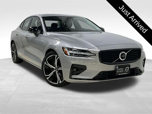 2024 Volvo S60 B5 Plus Dark Theme