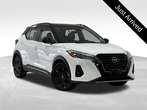 Aspen White Tricoat/Super Black 2024 Nissan Kicks SR