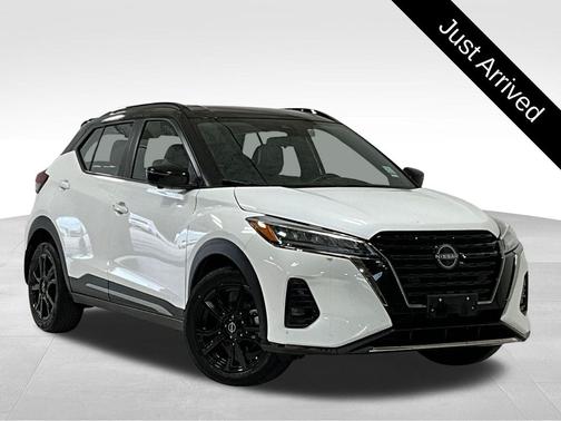 Aspen White Tricoat/Super Black 2024 Nissan Kicks SR