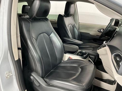 Silver Mist Clearcoat 2023 Chrysler Pacifica Touring L