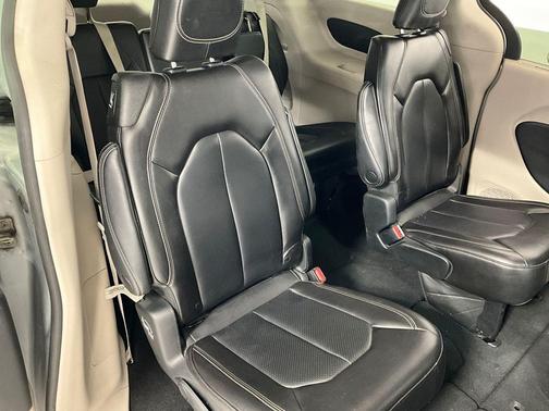 Silver Mist Clearcoat 2023 Chrysler Pacifica Touring L