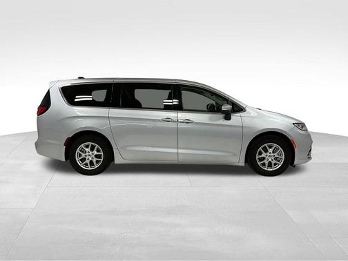 Silver Mist Clearcoat 2023 Chrysler Pacifica Touring L