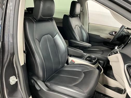 2023 Chrysler Pacifica Touring-L