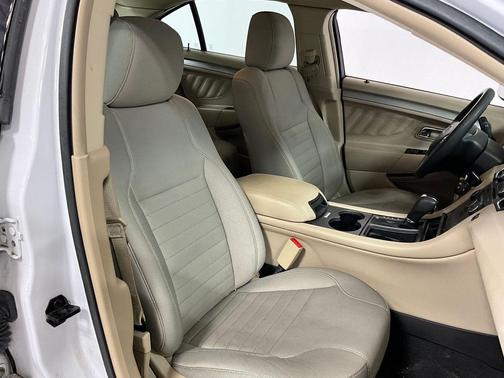 Oxford White 2018 Ford Taurus SE