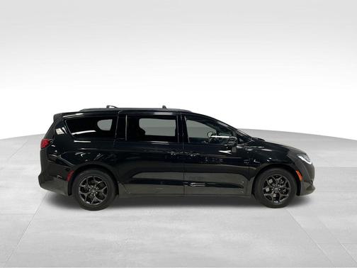 Brilliant Black Crystal Pearlcoat 2019 Chrysler Pacifica Limited