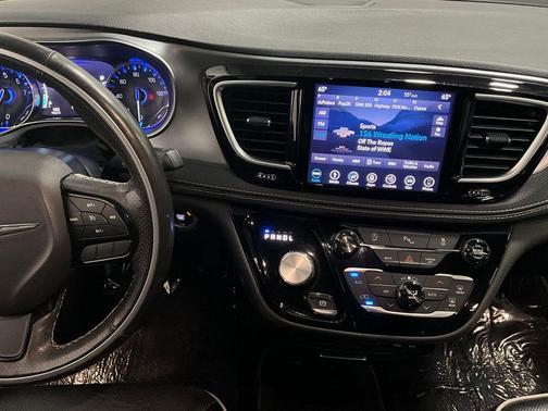 Brilliant Black Crystal Pearlcoat 2019 Chrysler Pacifica Limited