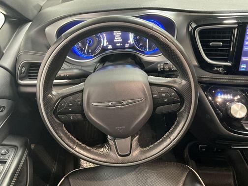 Brilliant Black Crystal Pearlcoat 2019 Chrysler Pacifica Limited