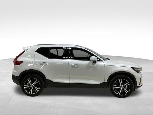 2025 Volvo XC40 B5 Core Bright Theme